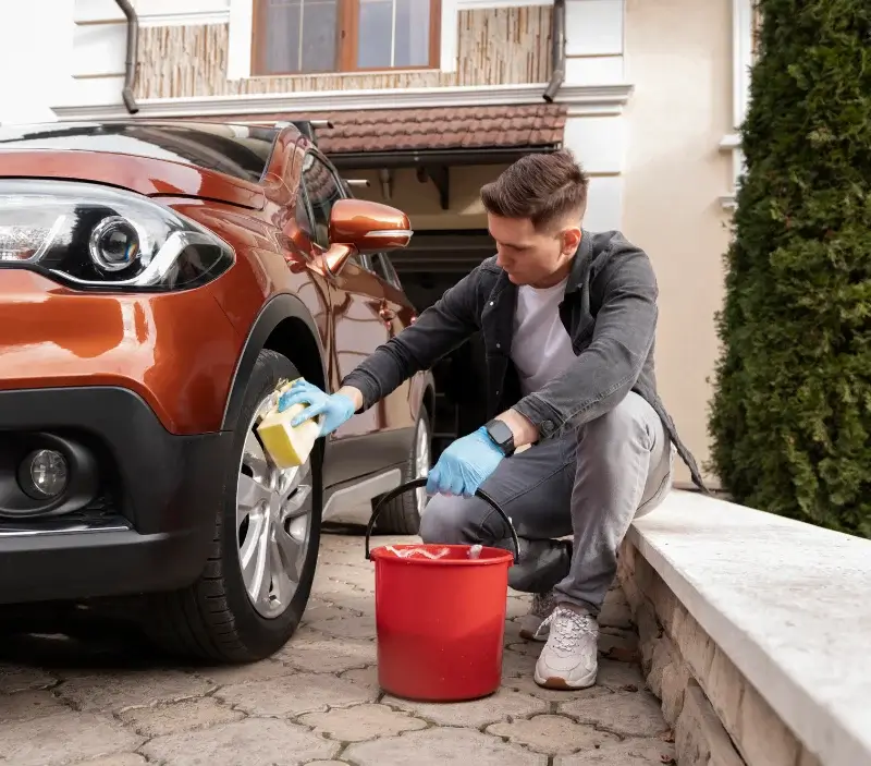 Lavage auto à domicile Lorette : professionnel intervenant sur un véhicule